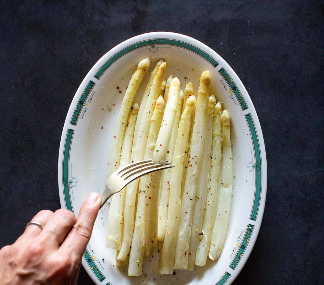 Espárragos blancos con salmón a las hiervas y 1 mandarina tamaño puño.